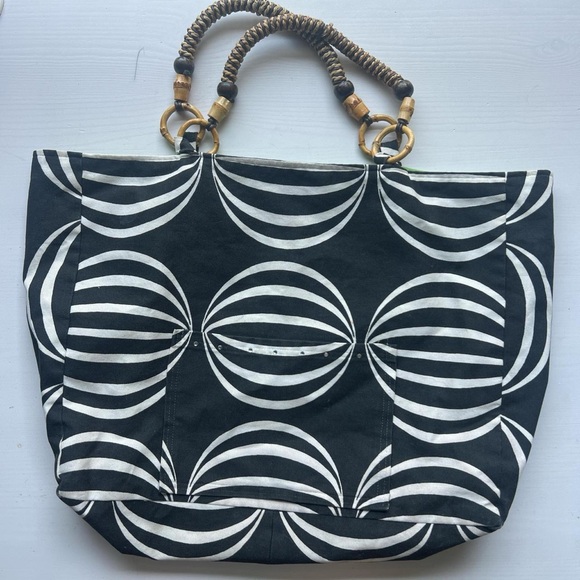Stylish Black and White Tote Bag - Picture 1 of 3